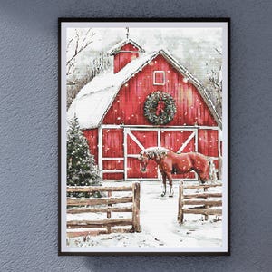 Puede incluir: Una impresión enmarcada representa un granero rojo en un paisaje nevado. Un caballo marrón está cerca de una valla de madera. Una corona navideña cuelga de la puerta del granero. Un árbol de Navidad cubierto de nieve está a la izquierda.
