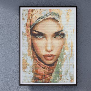 Può includere: Ritratto incorniciato di una donna dai tratti marcati, in stile mosaico dettagliato. La tavolozza dei colori comprende toni caldi come pesca, marrone e tocchi di verde. Lo sguardo della donna è intenso, in una cornice nera.