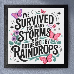 Puede incluir: Obra de arte enmarcada con la cita "He sobrevivido a demasiadas tormentas para que me molesten las gotas de lluvia". El diseño presenta mariposas rosas y moradas, junto con detalles florales. El texto está en negrita negra sobre fondo blanco.