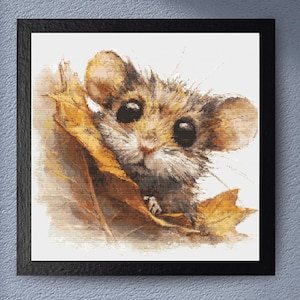 Peut inclure: Impression d'art encadrée représentant une illustration détaillée d'une petite souris regardant derrière des feuilles d'automne. La souris a de grands yeux sombres et un pelage brun et beige duveteux.