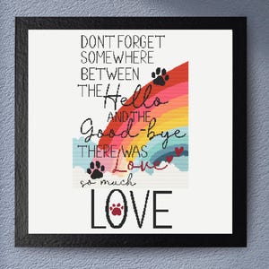 Peut inclure: Une œuvre d'art encadrée avec une bordure noire. L'œuvre présente le texte "DON'T FORGET SOMEWHERE BETWEEN THE Hello AND THE Good-bye THERE WAS Love so much LOVE." Un arc-en-ciel et des empreintes de pattes sont également inclus.