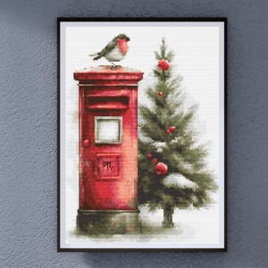 Può includere: Stampa incorniciata raffigurante una cassetta postale rossa con un uccellino in cima. Un albero di Natale innevato con decorazioni rosse si trova accanto alla cassetta postale. L'opera è in stile acquerello.