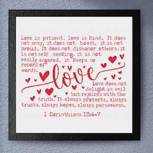 Könnte beinhalten: Gerahmtes Kunstwerk mit dem Wort "Liebe" in roter Schrift, umgeben von roten Herzen. Der Text enthält ein Zitat aus 1. Korinther 13,4-7 über die Tugenden der Liebe, vor weißem Hintergrund.