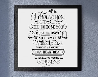 Può includere: Stampa incorniciata con la frase "I choose you" in nero su sfondo bianco. Il testo include elementi decorativi e cuori. La cornice nera è adatta per l'arredamento della casa.
