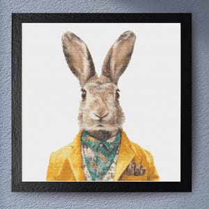 Puede incluir: Impresión artística enmarcada que presenta un conejo con una chaqueta amarilla y una camisa estampada. El pelaje del conejo es detallado, sobre un fondo blanco. El marco negro añade un toque clásico a este retrato animal.