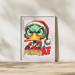 Puede incluir: Un pato verde con un gorro de Papá Noel rojo y blanco con los brazos cruzados. El pato mira al espectador con una expresión de enfado. El texto "Merry AF" está escrito debajo del pato.