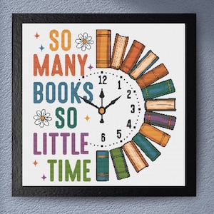 Könnte beinhalten: Eine gerahmte Wanduhr mit dem Text "SO MANY BOOKS SO LITTLE TIME". Das Zifferblatt ist von farbenfrohen Buchillustrationen umgeben. Die Zeiger zeigen auf etwa 10:10 Uhr.