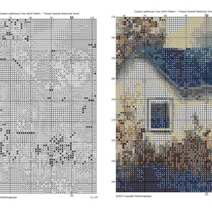 Pu&ograve; includere: Schema a punto croce di una scena costiera con una casa e alberi. La casa ha un tetto blu e una finestra. Lo schema &egrave; in formato griglia, con varie tonalit&agrave; di blu, marrone e bianco. Il testo "Coastal Lighthouse Cross Stitch Pattern - Tranquil Seaside Watercolor Scene" &egrave; in alto.