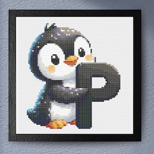 Puede incluir: Una obra de arte en punto de cruz enmarcada con un lindo pingüino sosteniendo la letra "P". El pingüino es principalmente blanco y negro con pies y pico naranjas. El fondo es blanco y el marco es negro.