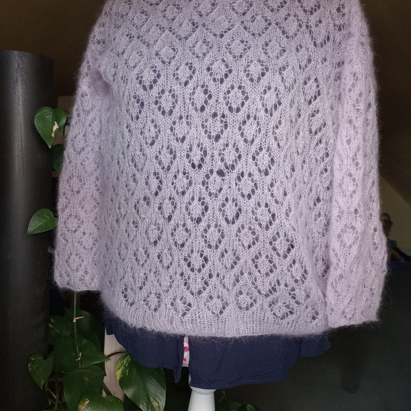 schöner, flauschiger handgestrickter Pullover