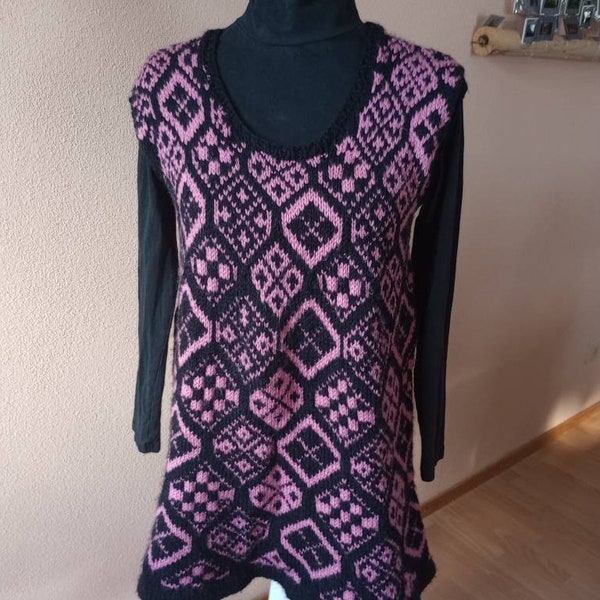 Handgestricktes ärmelloses Kleid aus hochwertiger Wolle