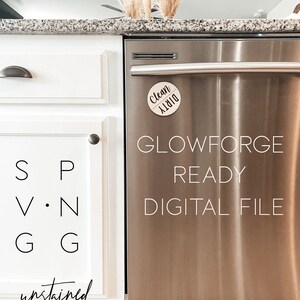 K&ouml;nnte beinhalten: Ein Edelstahl-Geschirrsp&uuml;ler mit einem wei&szlig;en "Sauber/Dreckig"-Magneten. Der Geschirrsp&uuml;ler ist mit "Glowforge Ready Digital File" beschriftet und hat einen wei&szlig;en Schrank daneben. Der Schrank hat die Buchstaben "SPVNGG" darauf geschrieben und den Text "unstained designs & co."
