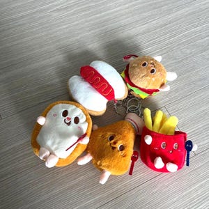 Entzückende Essen Plüsch Schlüsselanhänger Set mit 5 Kawaii Charms Burger Fries Schlüsselbund