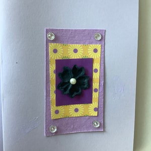 Tarjetas de felicitación en blanco hechas a mano adornos de flores lilas / amarillas