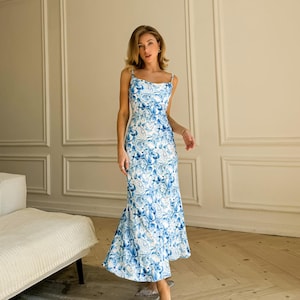 Hellblaues Seiden-Slip-Blumen-Kleid mit Wasserfallausschnitt für besondere Anlässe, Abschlussball, Tanzabend, Gartenparty, Hochzeitsreise und Urlaub am Meer
