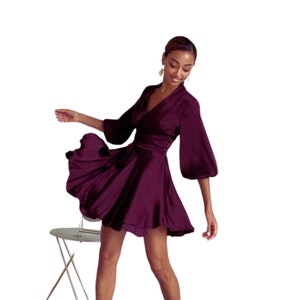 Vestido cruzado de seda púrpura oscuro estilo mini vestido de seda, mini vestido de seda para mujeres de cumpleaños, vestido cruzado de seda con mangas de pulsera