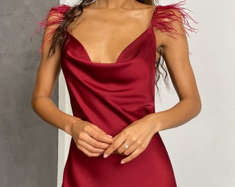 Burgunder Seiden Midi Slip mit Federn, Maroon Silk Cowl Neck Slip Kleid für besondere Anlässe, Seiden Midi Kleid für Cocktail Party