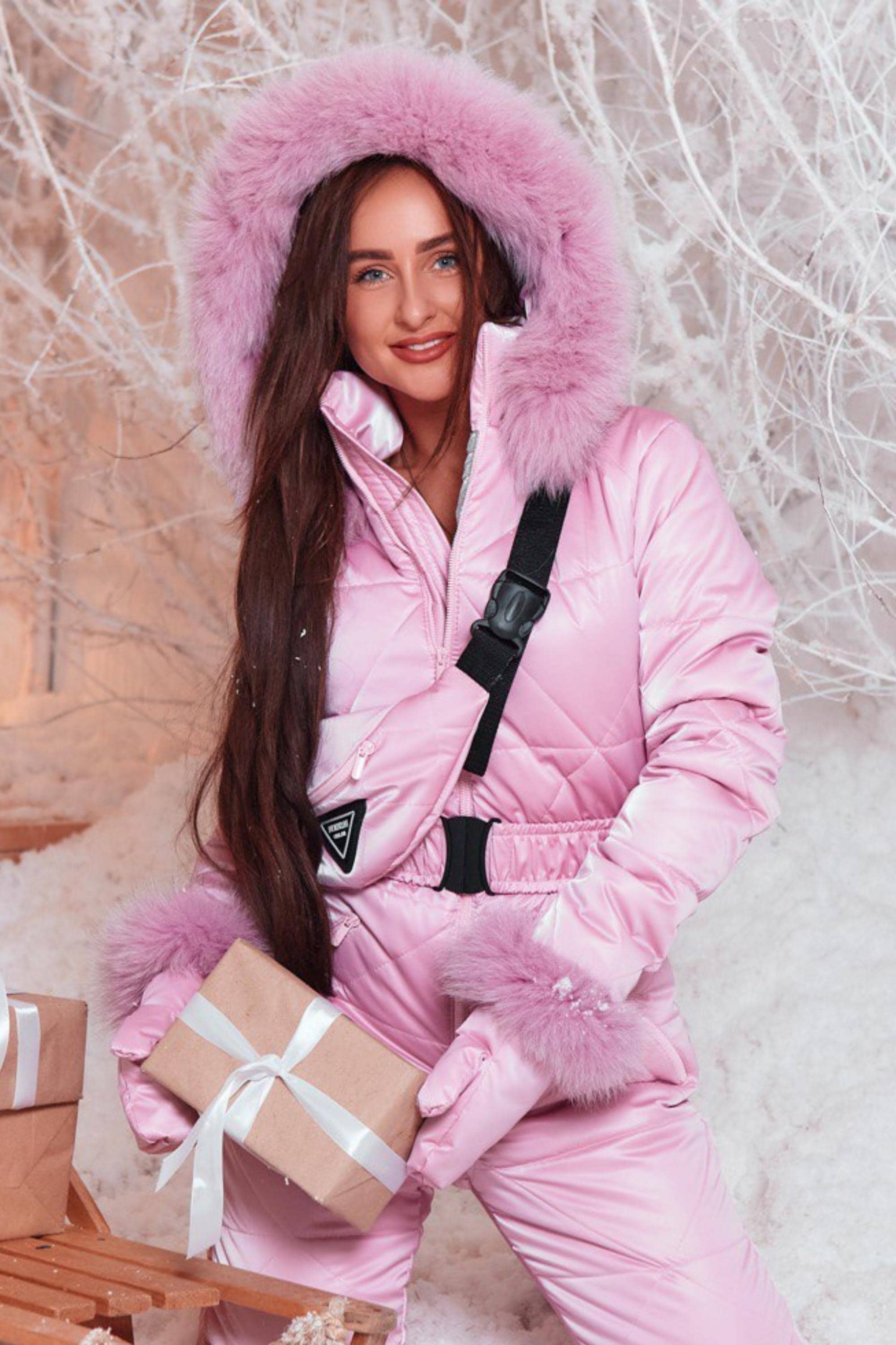 女性用ライトピンクのスノースーツ、アフタースキーの女性用ルック