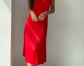 Rode zijden midi-slipdress, diepe V-hals, klassieke stijl