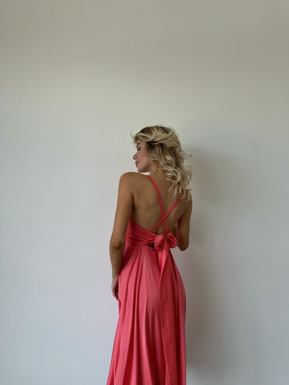 Robe midi en soie rose corail avec dos nu Robe midi de demoiselle d honneur en
