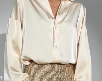 Blusa de seda color champán con cuello y manga larga color marfil