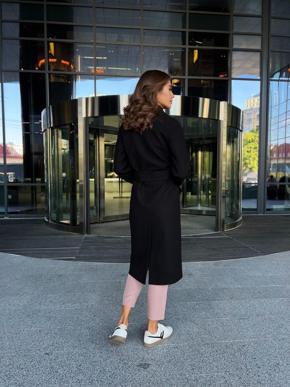 ミニマルなブラックウールコート、ベルト付き秋冬ラップジャケット  