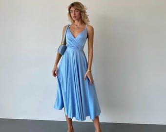 Vestido midi de seda azul claro, vestido con espalda descubierta, ideal para graduaciones o fiestas en el jardín.