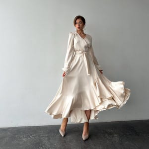 Ivoor-zijdesatijn maxi-jurk met echte overslag, lange mouwen voor gerechtsgebouw, bruiloft of schaking