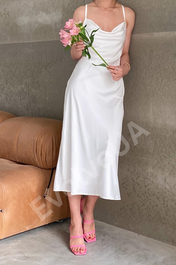 Robe nuisette en soie blanche a col benitier et dos nu Robe nuisette midi en soie blanche Robe nuisette en soie pour mariage civil pour mariee Robe nuisette en soie blanche