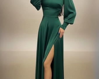 Robe longue en soie vert émeraude avec manches longues et fente latérale