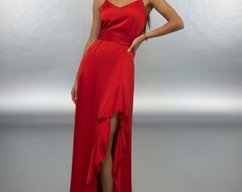 Vestido largo rojo de seda sintética con escote en V profundo y volantes.