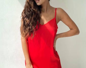 Vestido lencero midi rojo de imitación de seda con escote en V profundo y tirantes ajustables.