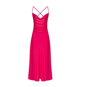 Vestido lencero de seda rosa intenso con cuello vuelto y espalda abierta, vestido lencero midi de seda rosa, vestido lencero de seda rosa intenso para dama de honor, vestido rosa para invitada de boda