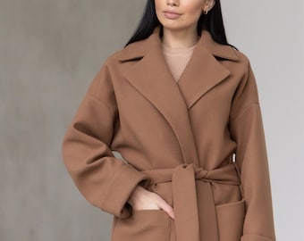 Camel wollen wikkeljas dames, herfst dameswollen jas met riem, wikkel oversized wollen jas, bruine minimalistische jas voor dames, wollen oversized jas