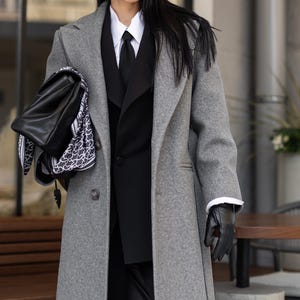 Grauer langer Wollmantel für Frauen, maßgeschneiderter Herbstmantel mit Revers und Taschen, elegante Oberbekleidung für Business-Looks oder City Street Style