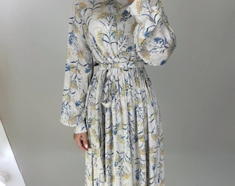 Vestido midi modesto de seda con estampado floral y mangas largas abullonadas, ideal para primavera.