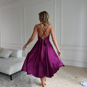 Vestido midi de seda morado con espalda abierta, vestido midi de dama de honor de seda, vestido de dama de honor de seda, vestido midi de seda con cuello en V para mujer