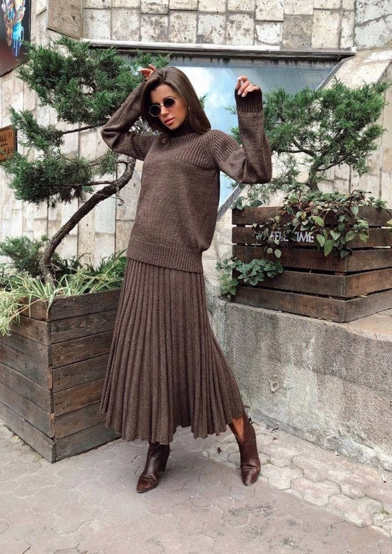 EvolveUA Two Piece Knit Skirt Set with Pleated Skirt and Oversize Sweater with Long Sleeves for Everyday and Special Occasions, Brown Knit Skirt Suit