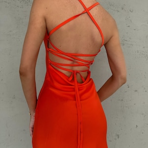 Robe nuisette en soie à col bénitier, Robe midi en satin de soie orange, Robe caraco pour les occasions spéciales, Robe de demoiselle d'honneur en soie orange vif