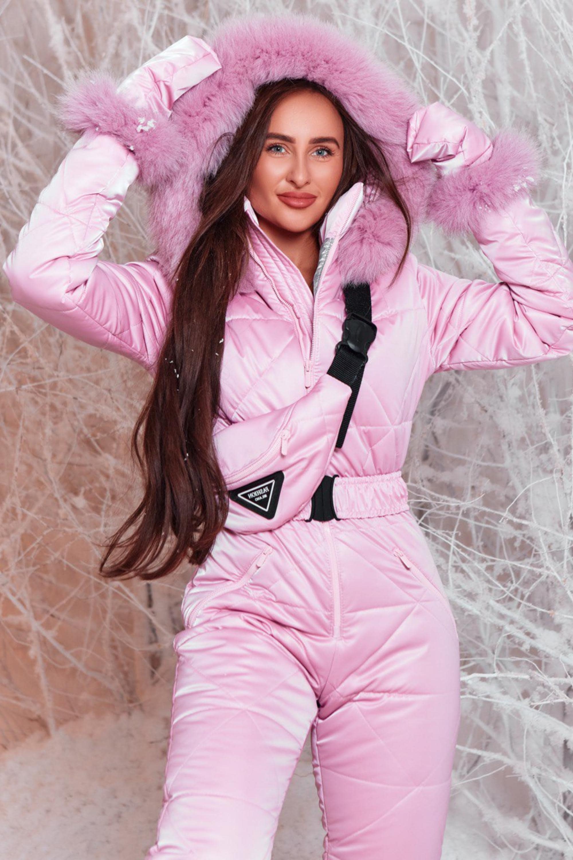 女性用ライトピンクのスノースーツ、アフタースキーの女性用ルック