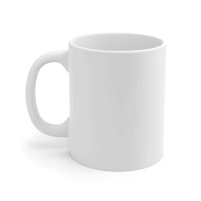 Peut inclure: Une tasse en c&eacute;ramique blanche unie avec une anse. La tasse est vide et pr&ecirc;te &agrave; &ecirc;tre remplie d'une boisson chaude.