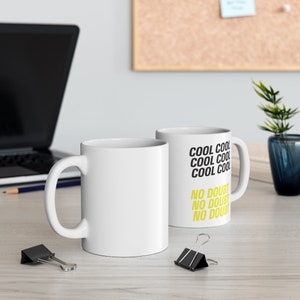 Peut inclure: Deux tasses en c&eacute;ramique blanche avec du texte noir et jaune. La tasse de droite a le texte "COOL COOL COOL COOL NO DOUBT NO DOUBT NO DOUBT".