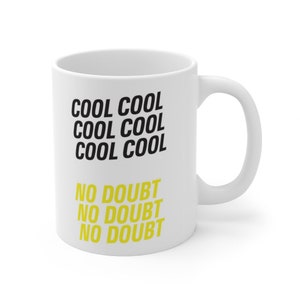 Peut inclure: Une tasse en c&eacute;ramique blanche avec du texte noir qui dit "Cool Cool Cool Cool Cool Cool" et du texte jaune qui dit "No Doubt No Doubt No Doubt"