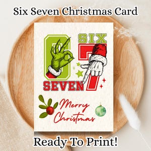 Può includere: Un biglietto di Natale con la scritta "Six Seven Christmas Card" in alto e "Ready To Print!" in basso. Il biglietto presenta una mano verde che fa il gesto "OK" e una mano bianca che indica il numero 7. Sono visualizzate anche le parole "Six" e "Seven".