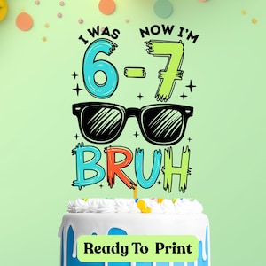 Puede incluir: Una tarta de cumpleaños con base azul y blanca, cubierta con glaseado blanco y un adorno decorativo. El adorno presenta el texto "I WAS 6-7 BRUH" con gafas de sol y las palabras "Ready To Print".