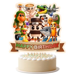 Puede incluir: Una tarta de cumpleaños decorada con una pancarta que dice "HAPPY BIRTHDAY". La tarta está cubierta con varios personajes de dibujos animados, incluyendo un mono, una taza de café, un tiburón y un cocodrilo. La tarta tiene glaseado beige y detalles de glaseado blanco.