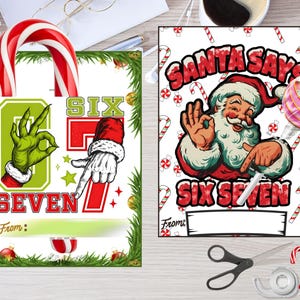Pu&ograve; includere: Due etichette regalo a tema natalizio. Una presenta una mano in stile Grinch che fa il gesto del "sei" e una mano in stile Babbo Natale che fa il gesto del "sette". L'altra etichetta mostra Babbo Natale con la scritta "Santa Says Six Seven".