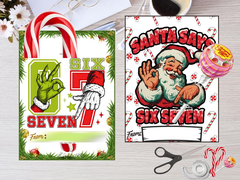 Pu&ograve; includere: Due etichette regalo a tema natalizio. Una presenta una mano in stile Grinch che fa il gesto del "sei" e una mano in stile Babbo Natale che fa il gesto del "sette". L'altra etichetta mostra Babbo Natale con la scritta "Santa Says Six Seven".