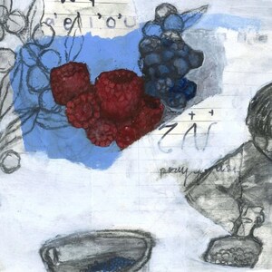 Op de afbeelding: Artistieke illustratie met rode frambozen en donkerblauwe bessen tegen een blauwe achtergrond. Twee figuren worden afgebeeld, een roert in een kom met bessen. Het kunstwerk heeft een handgetekende esthetiek met handgeschreven tekst.