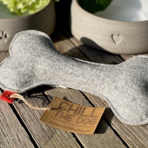 Dog bone "Crunchy Wool" 100 percent wool, dog toy sustainable and machine washable.